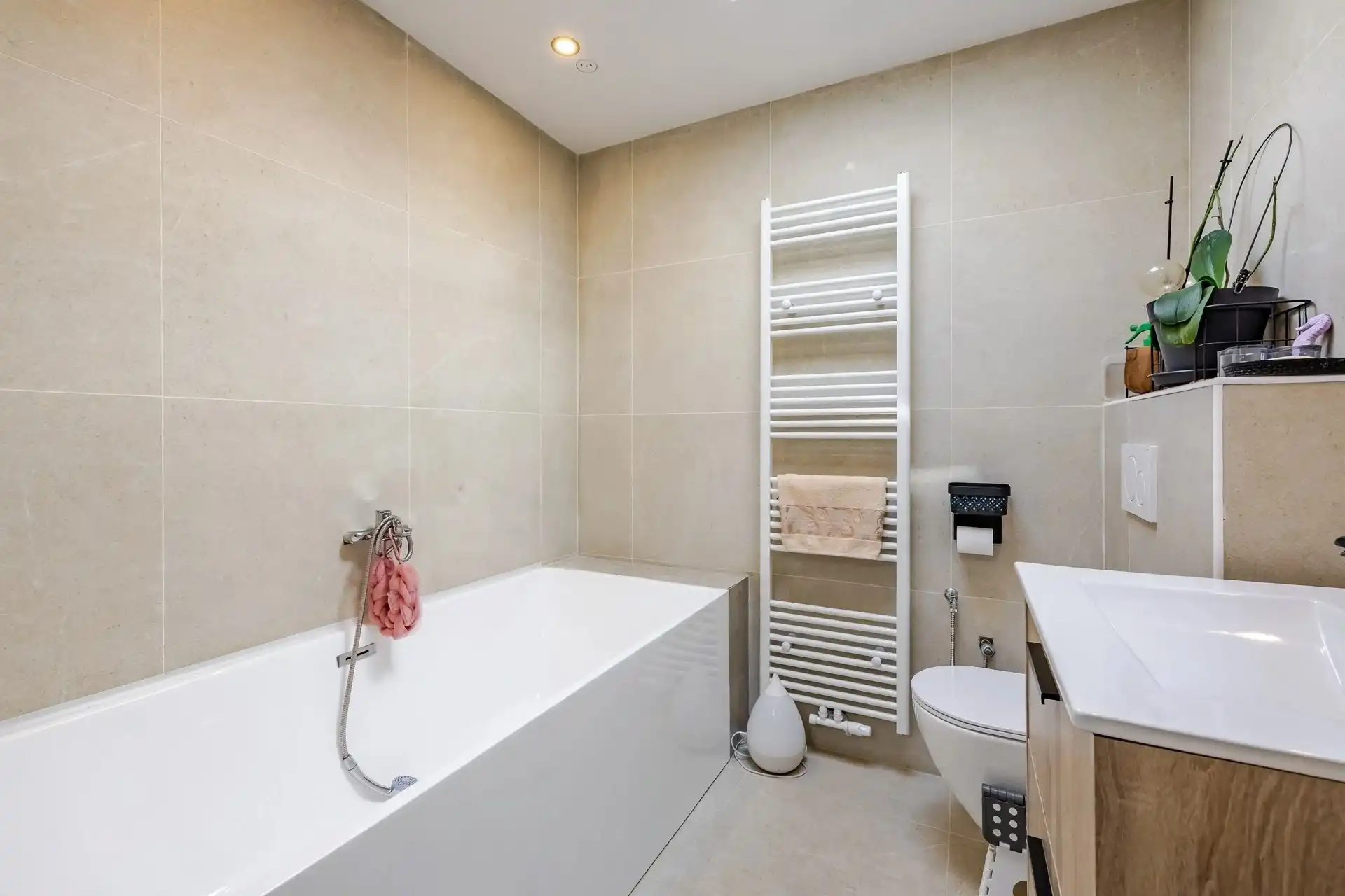 Prachtig gerenoveerde woning met 2 slks en buitenruimte foto 11