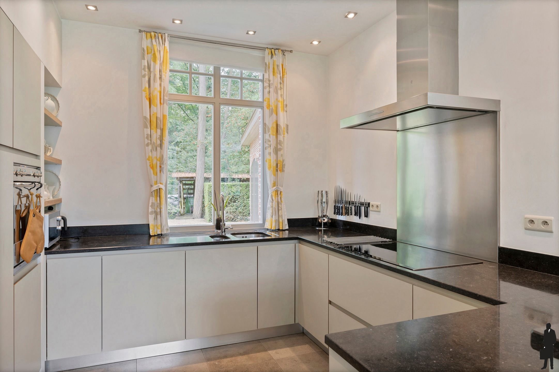 Unieke en zéér centraal gelegen villa op een parkdomein van ca. 9.847 m²! foto 19