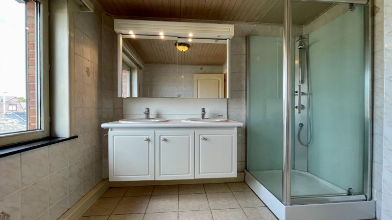 Charmante woning met garage en tuin foto 12
