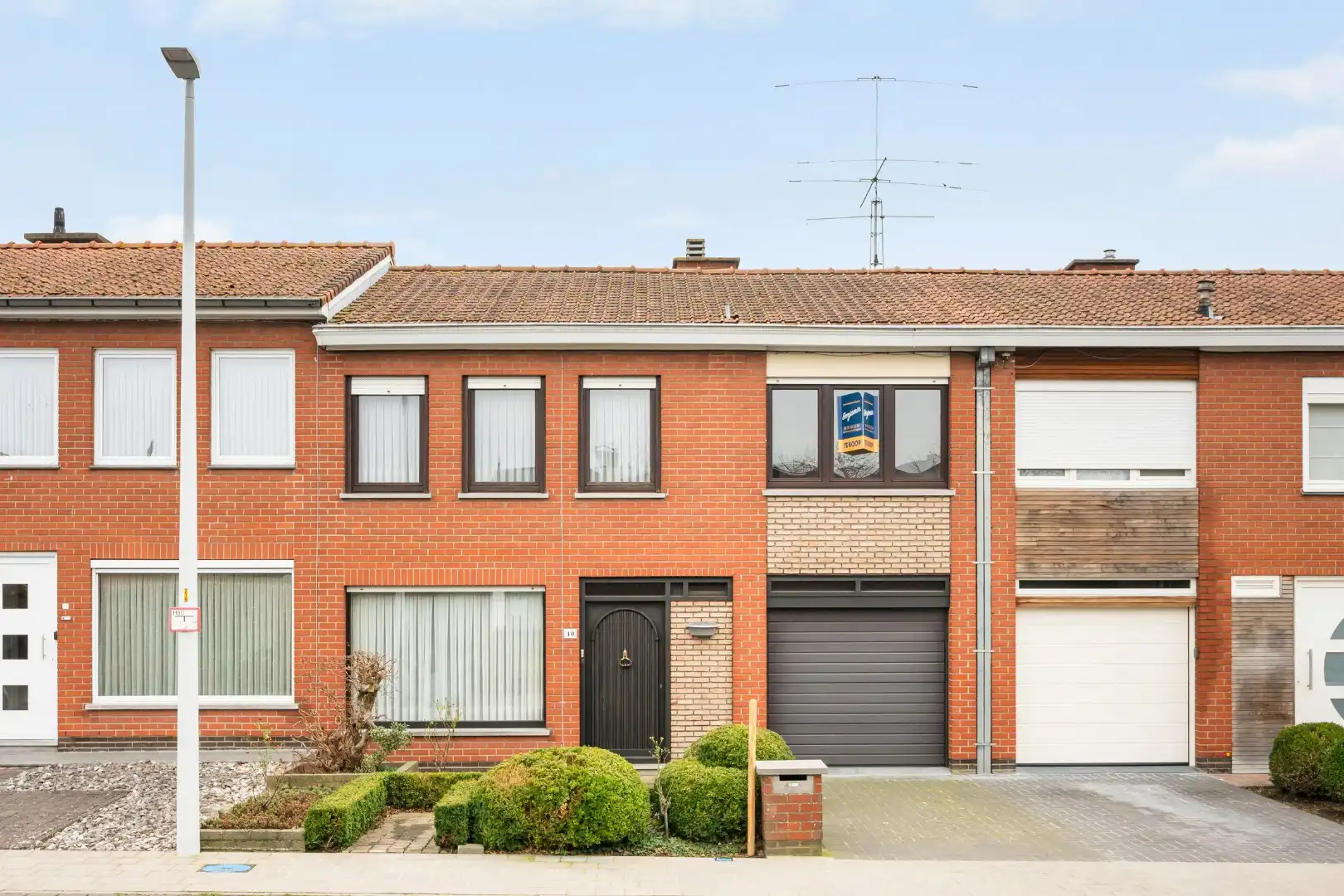 Hoofdfoto van de publicatie: Woning met 4 slaapkamers, tuin, garage en oprit in Dadizele