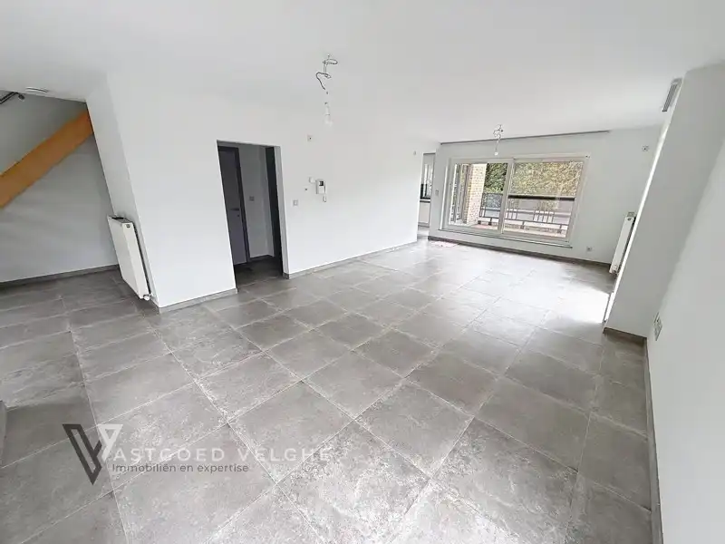 Centraal gelegen duplex appartement met 3 slaapkamers, 2 terrassen en private tuin ! foto 4