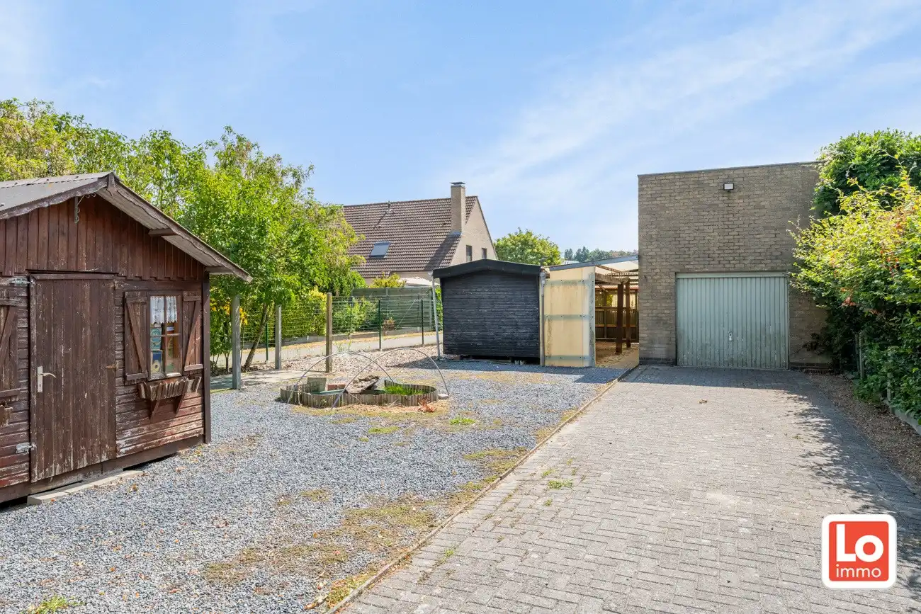 Volledig te renoveren open woning met ruime afzonderlijke garage en tuin op een toplocatie nabij Oude Bareel in Sint-Amandsberg/Oostakker! foto 24