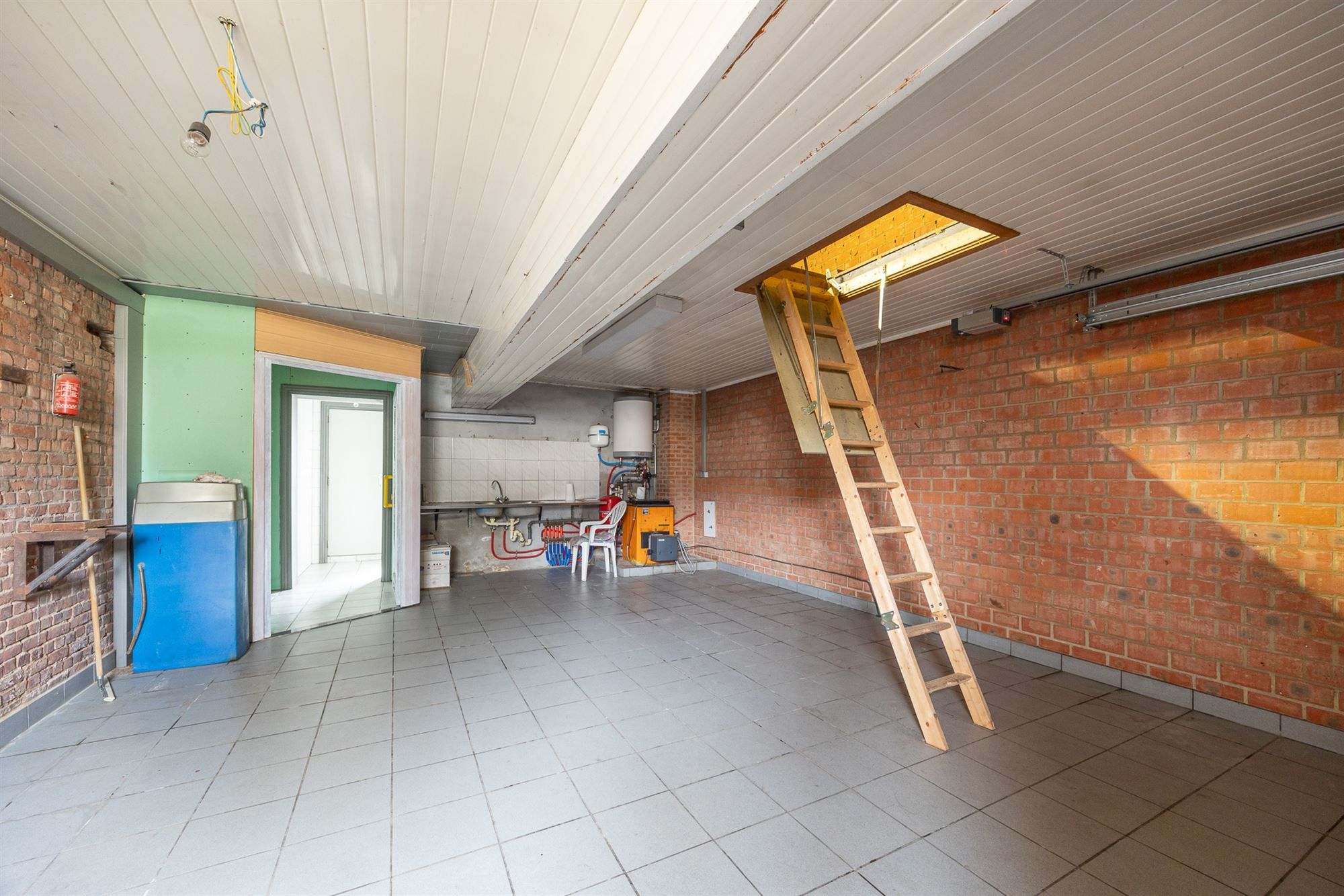 Te renoveren halfopen bebouwing met tuin en garage foto 12