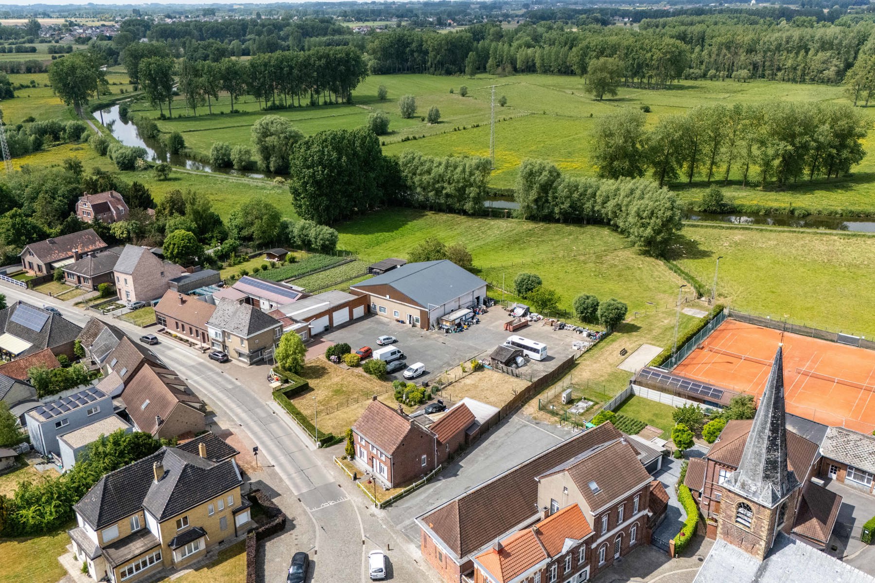 Investeringsproject op 4123 m2, 2 woningen + loods foto 4