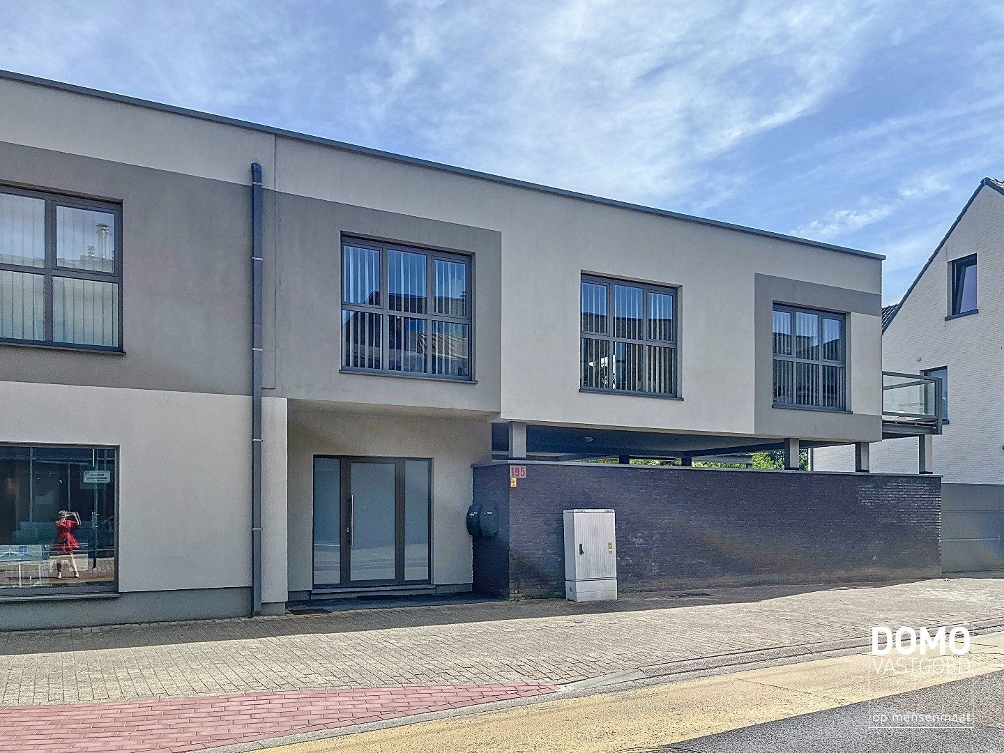 RUIM APPARTEMENT VAN 120 M² MET TERRAS, LIFT, 2 SLAAPKAMERS EN AUTOSTANDPLAATS GELEGEN TE CENTRUM KERMT foto {{pictureIndex}}