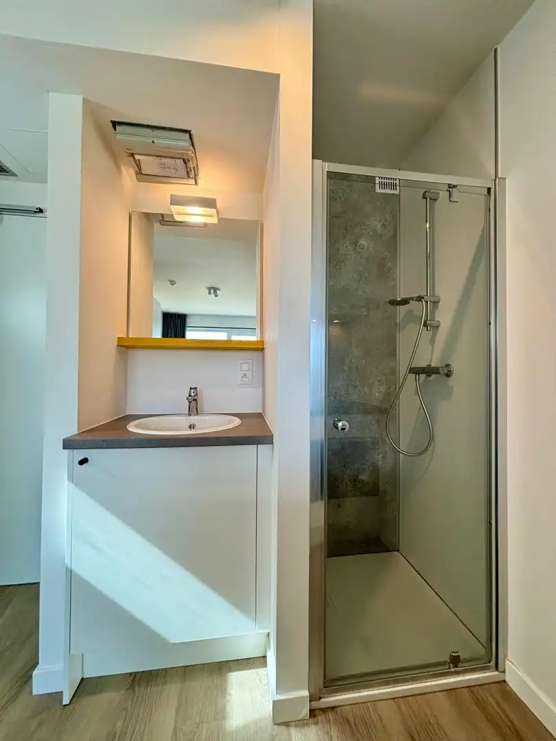 Bemeubelde studentenkamer met privé-keuken & badkamer – Hoog Kortrijk foto 4