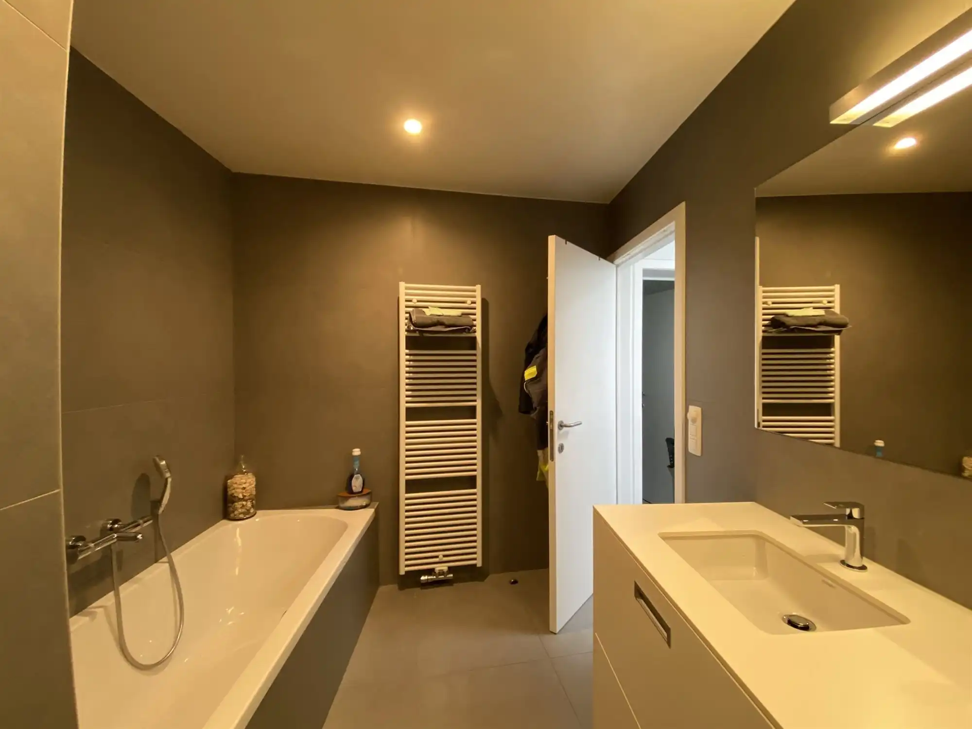 Ruime halfopen bebouwing  met 4 slaapkamers en garage foto 10