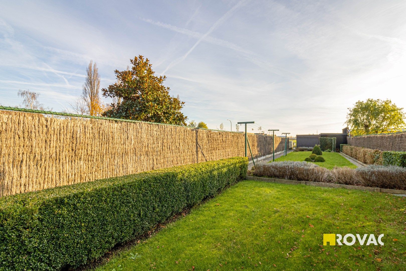 Te renoveren woning met 3 slaapkamers, uitweg en dubbele garage foto 19