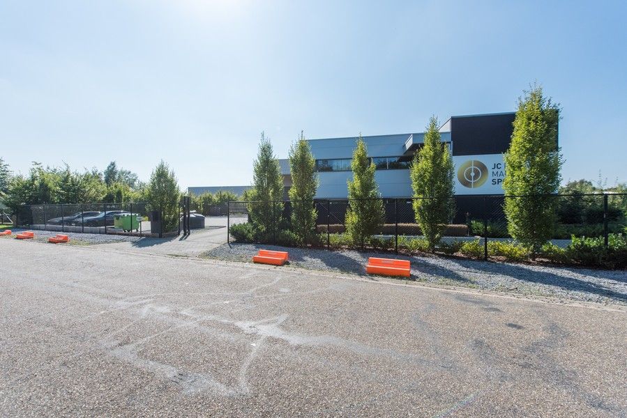 MODERN BEDRIJFSGEBOUW MET MAGAZIJN, KANTOREN EN APPARTEMENT foto 2