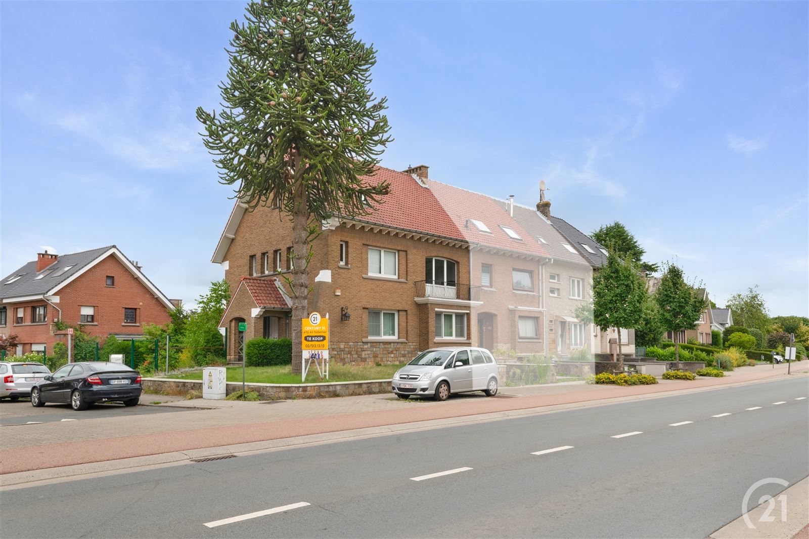 Karaktervolle driegevel villa met grote garage foto 29