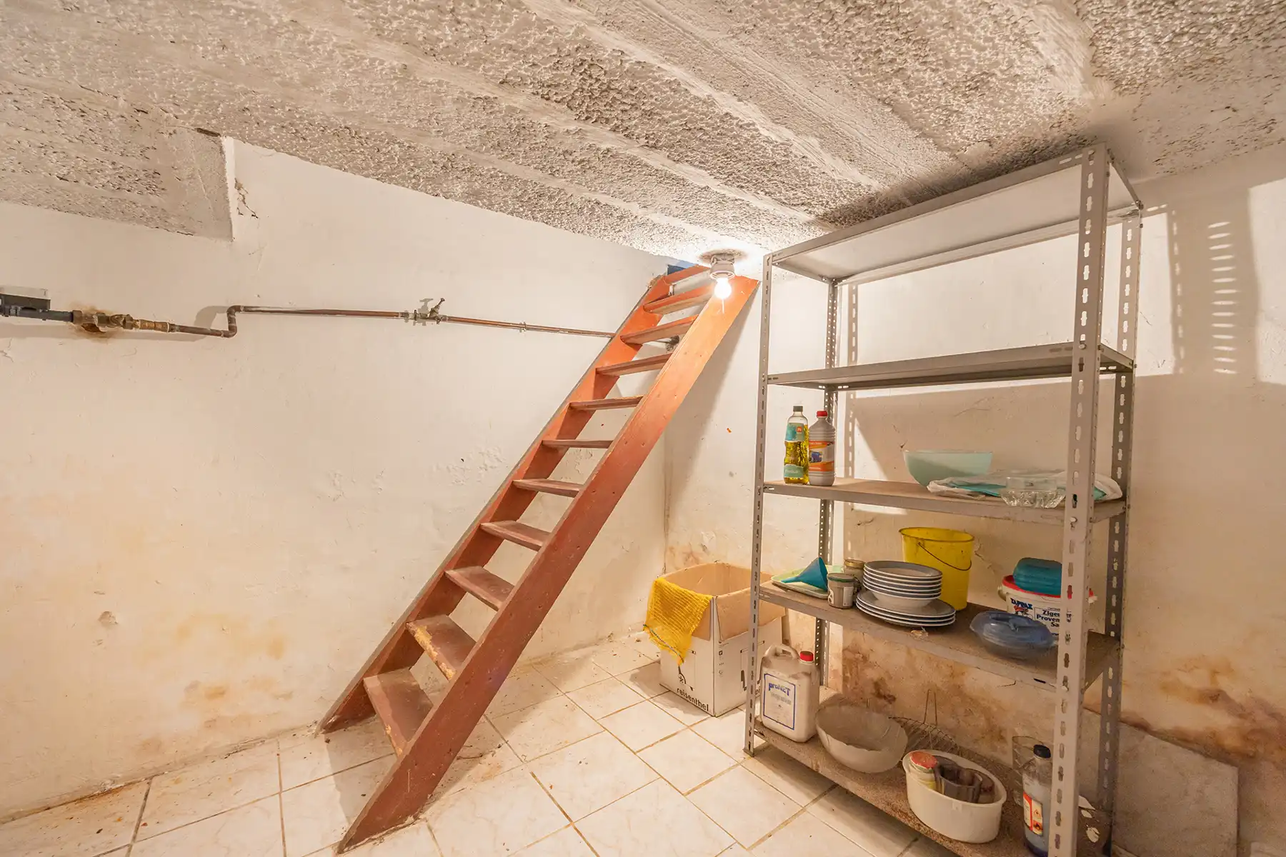 CENTRAAL GELEGEN WONING MET ZONNIGE TUIN EN STERK POTENTIEEL foto 16