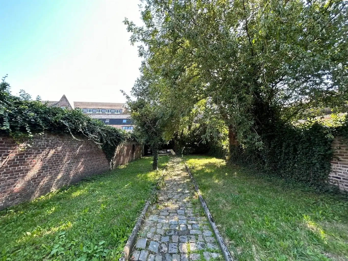 Stijlvolle handelsruimte met bovenliggende woonst, stadstuin en parkeerplaats in het centrum van Maaseik. foto 7