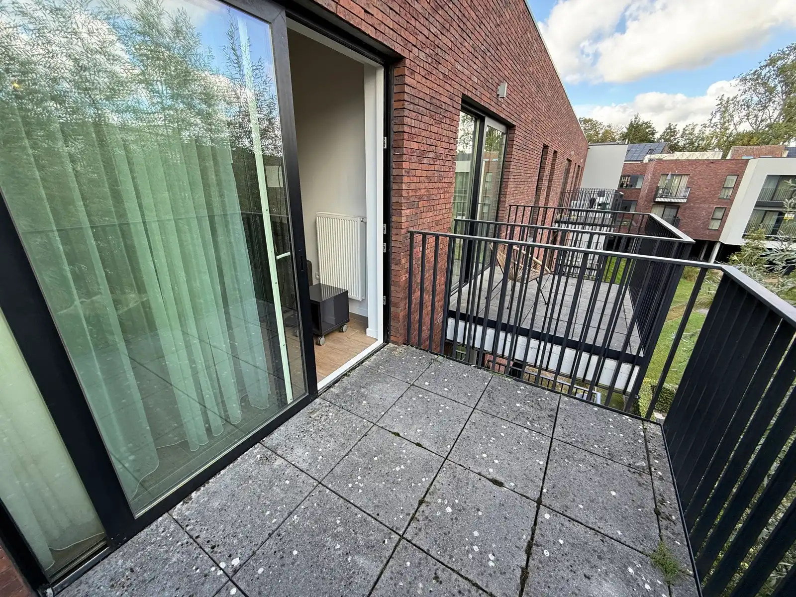 Modern 1-slaapkamerappartement met terras en parking foto 11