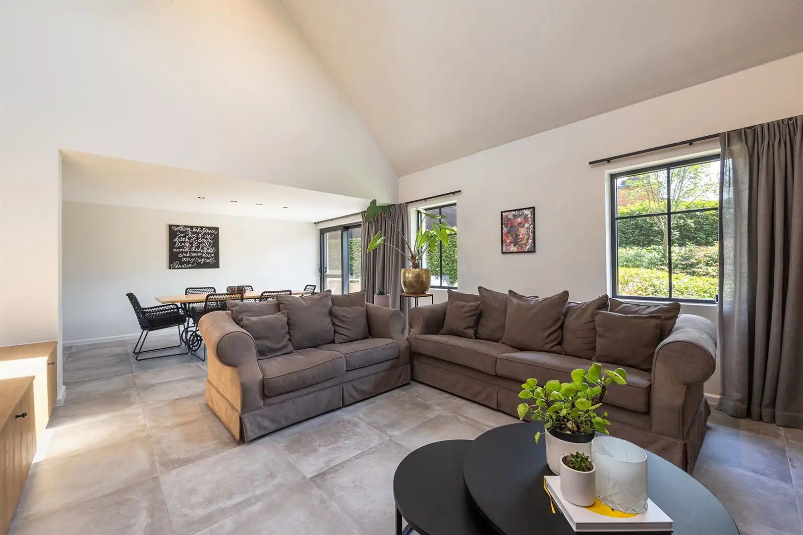Stijlvol gerenoveerd wonen met prachtige zwemvijver foto 2