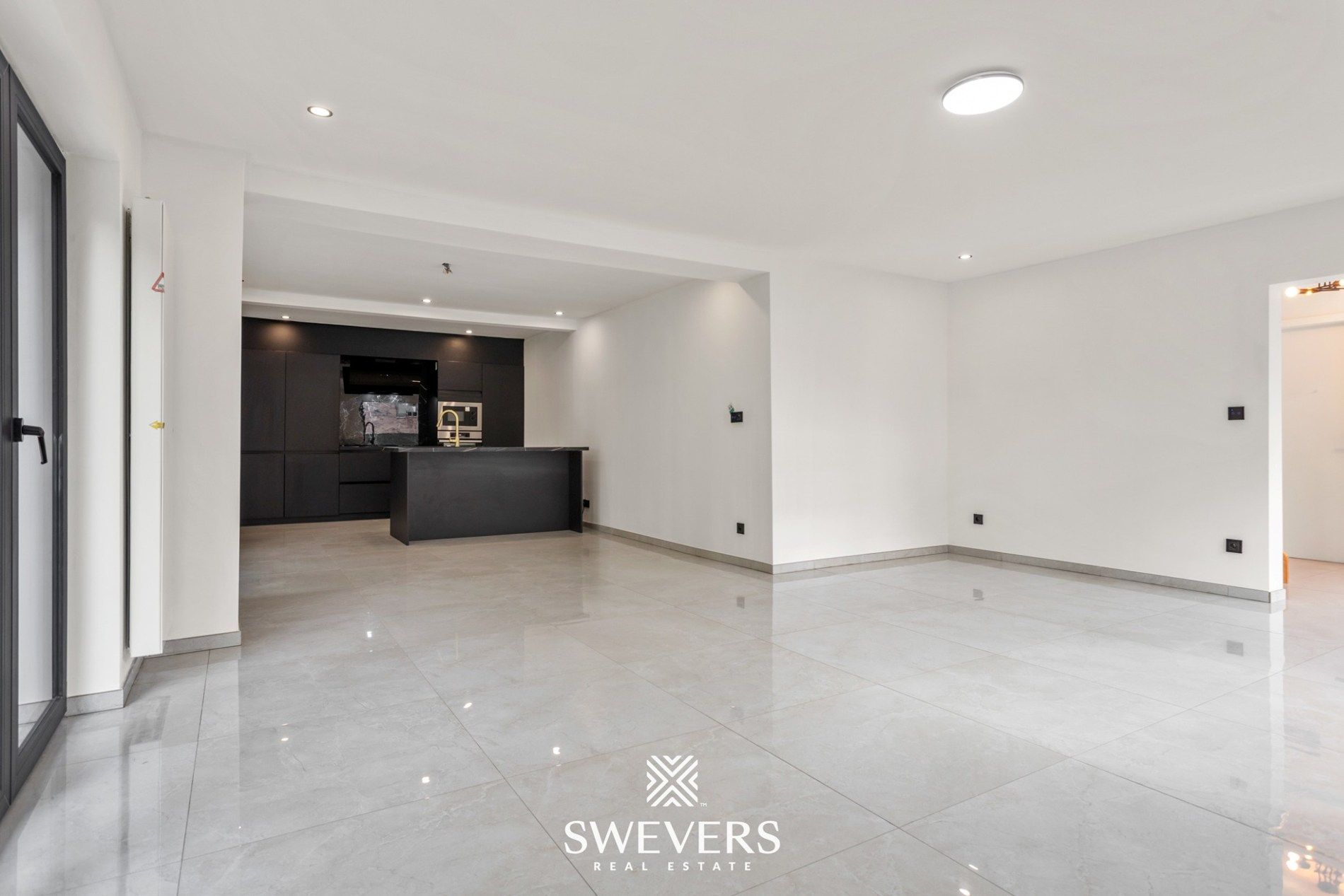 Volledig gerenoveerde gezinswoning met garage en tuin te Genk foto 7