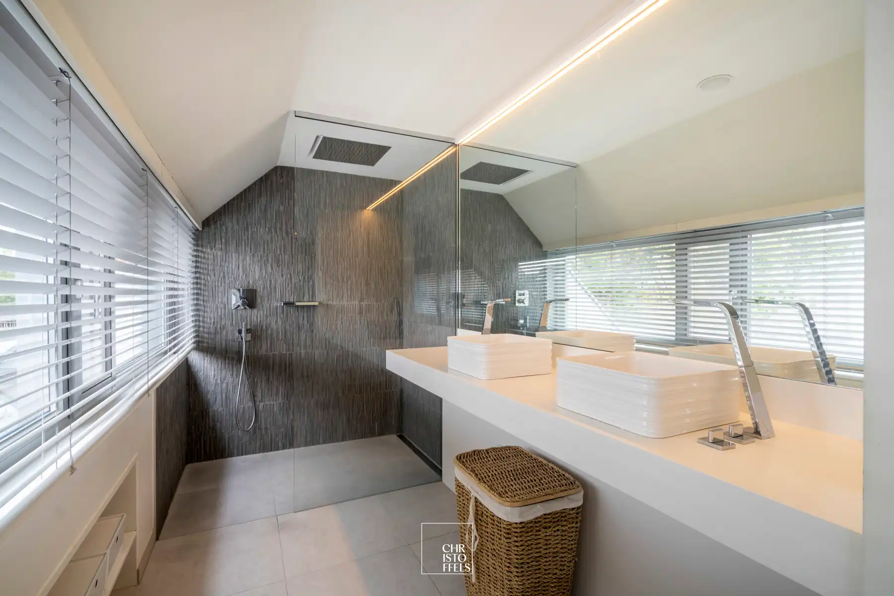 Luxe afgewerkte stadswoning (235m²) in domein Oud Rekem foto 9
