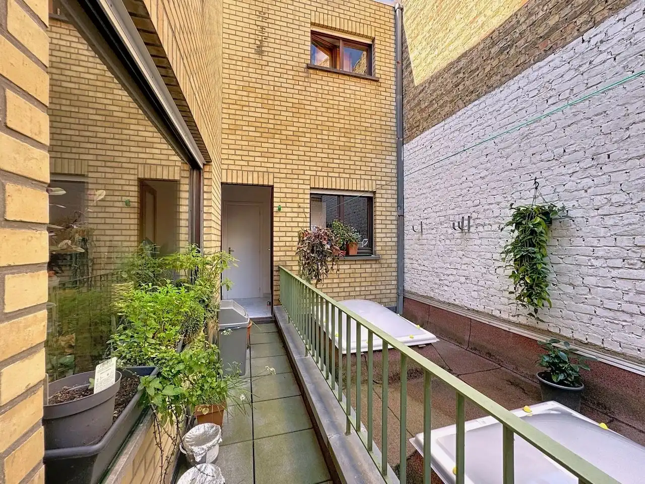 Bijzonder ruime handelswoning vlakbij de Kursaalstraat foto 16