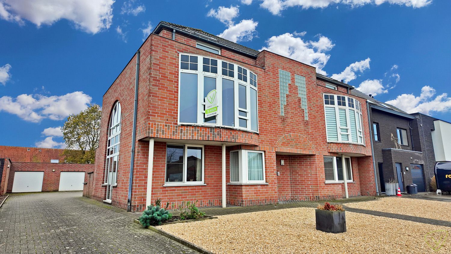 Ruime en lichtrijke duplex op een rustige locatie in Bassevelde! foto {{pictureIndex}}