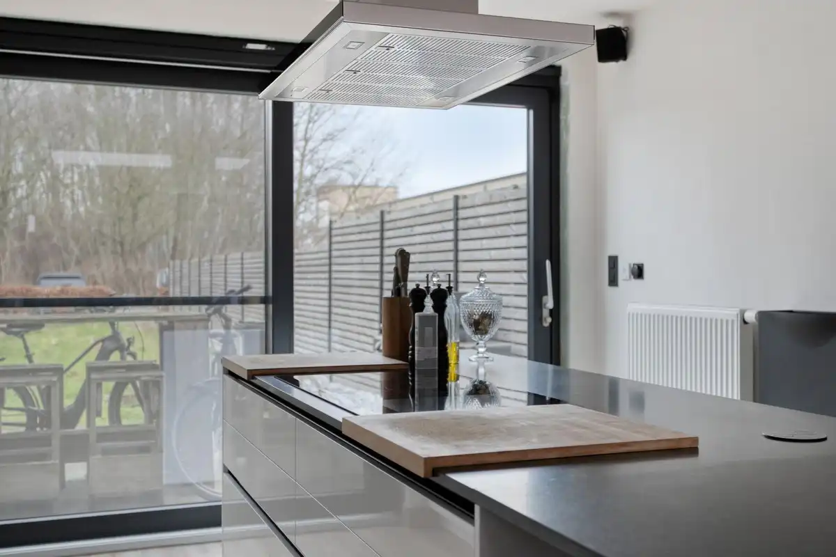 Gerenoveerde woning te koop in Heule met EPC A, conforme elektriciteit en ruime slaapkamers. foto 7