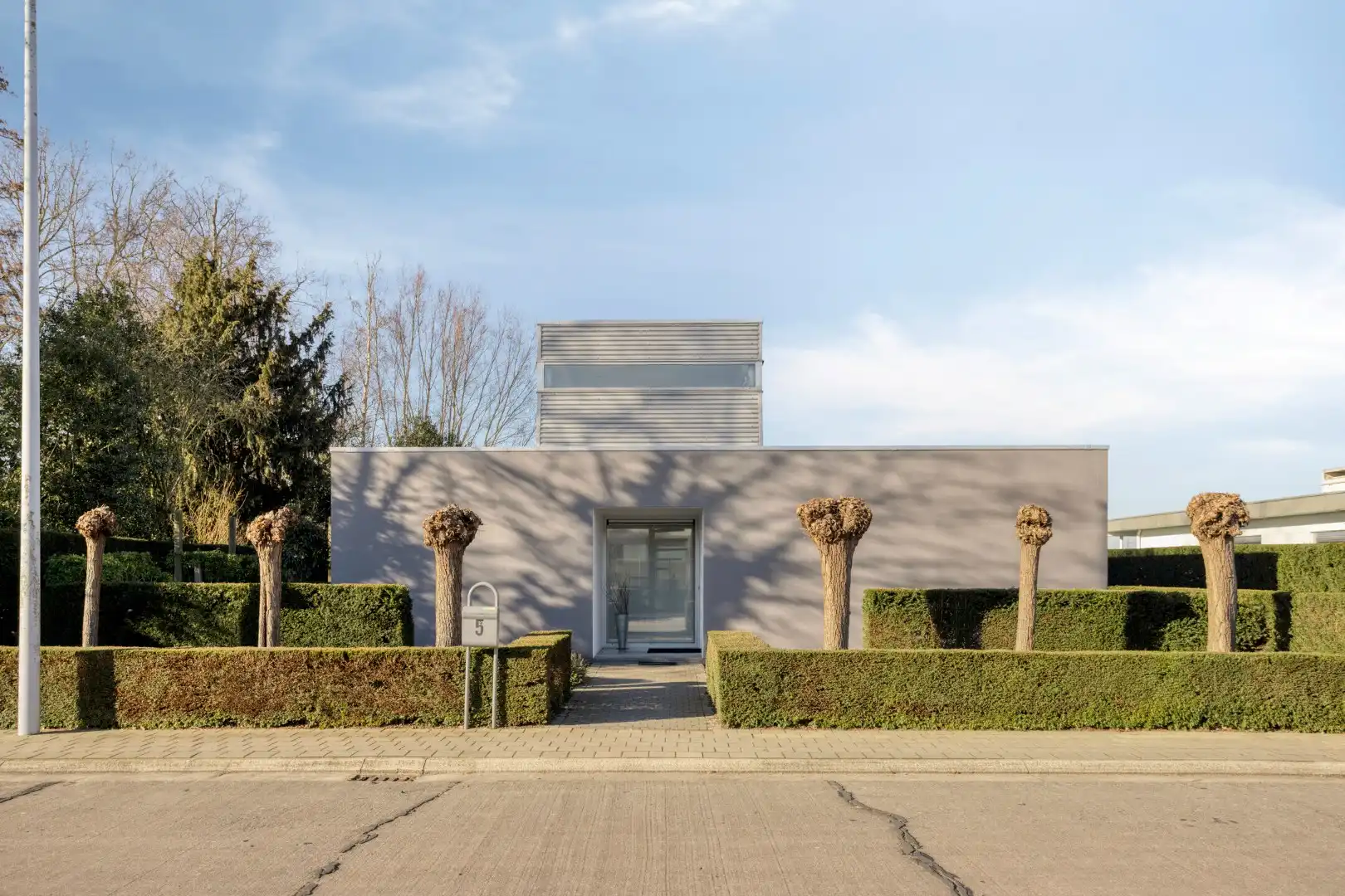 Gelijkvloerse architectenwoning met uitzonderlijke lichtinval op 742 m² foto {{pictureIndex}}