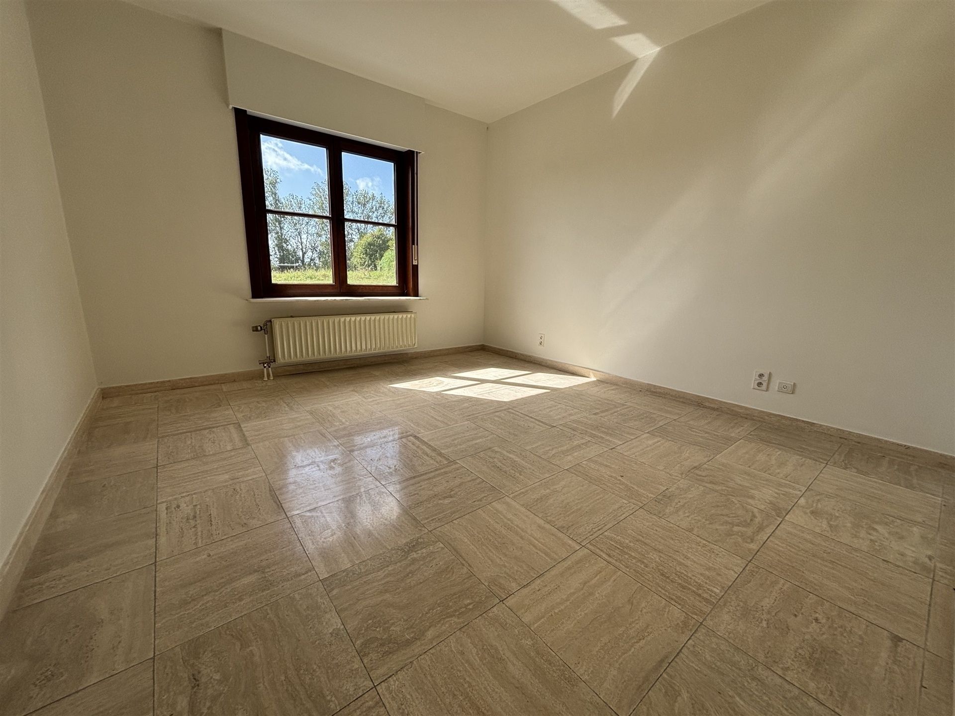 Ruime woning met grote tuin in een rustige straat foto 20