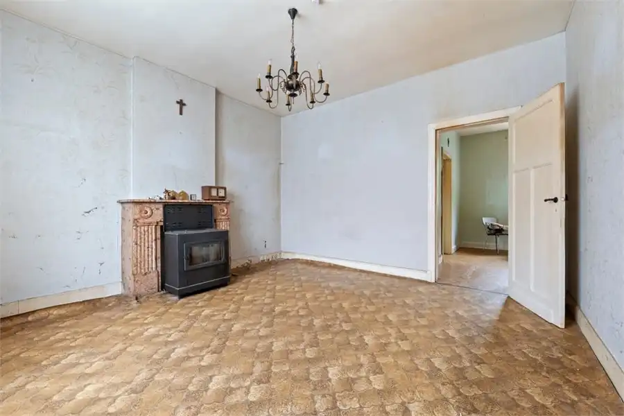 TE RENOVEREN GEZINSWONING MET LOODS IN HET LANDELIJKE GINGELOM foto 11