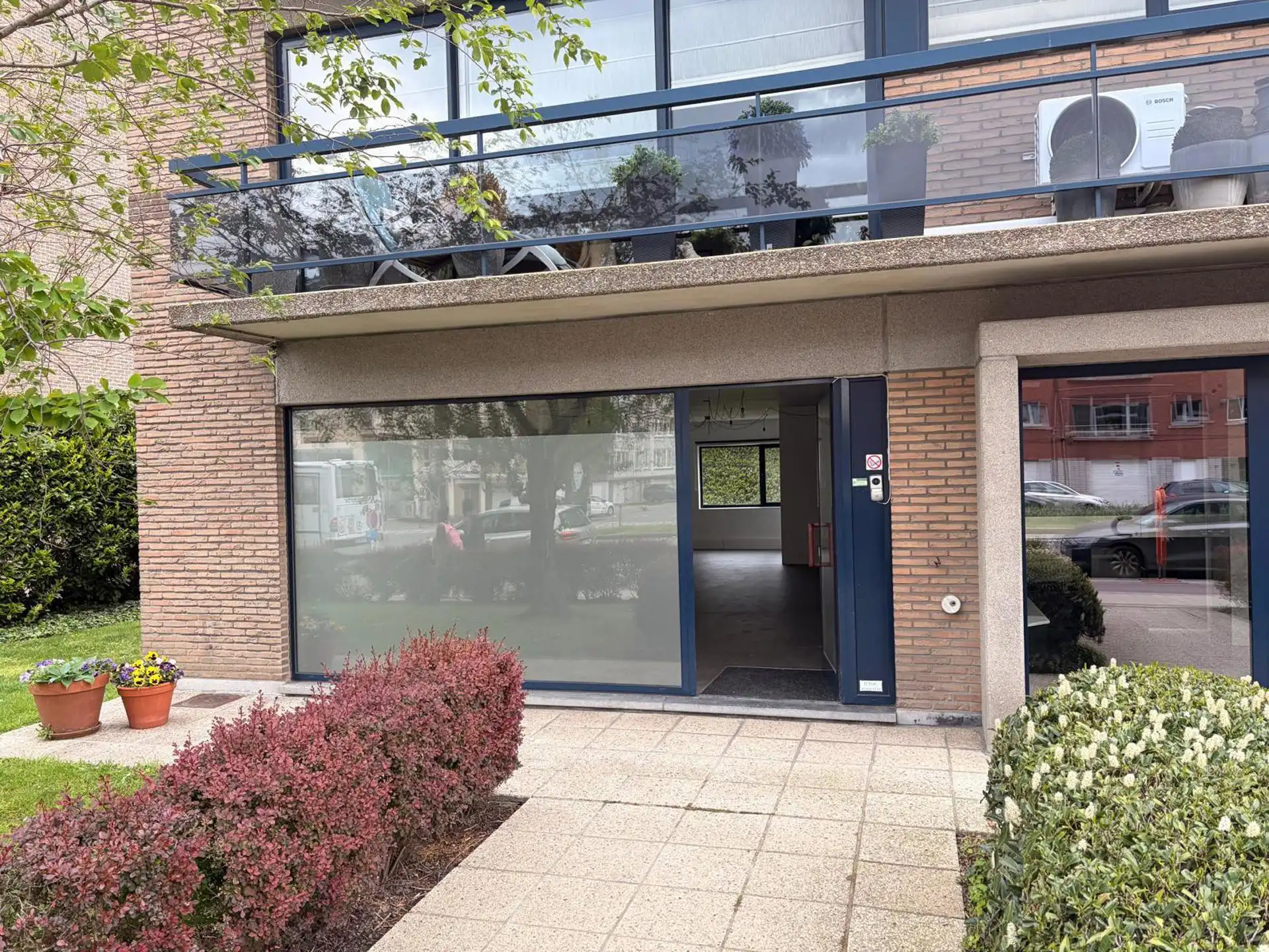 Gelijkvloers kantoor 104 m² te huur in Merksem   foto {{pictureIndex}}