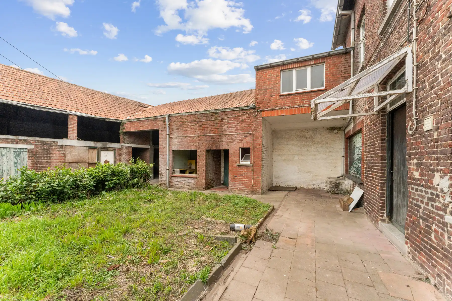 Ruime te renoveren woning met garage in centrum Kortemark foto 13