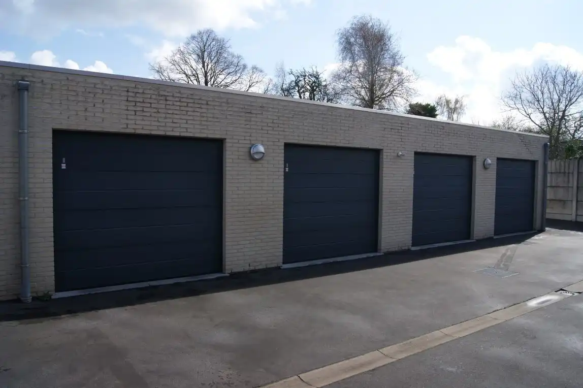 Recente garage met elektrische sectionaalpoort, gunstig gelegen te Torhout foto {{pictureIndex}}