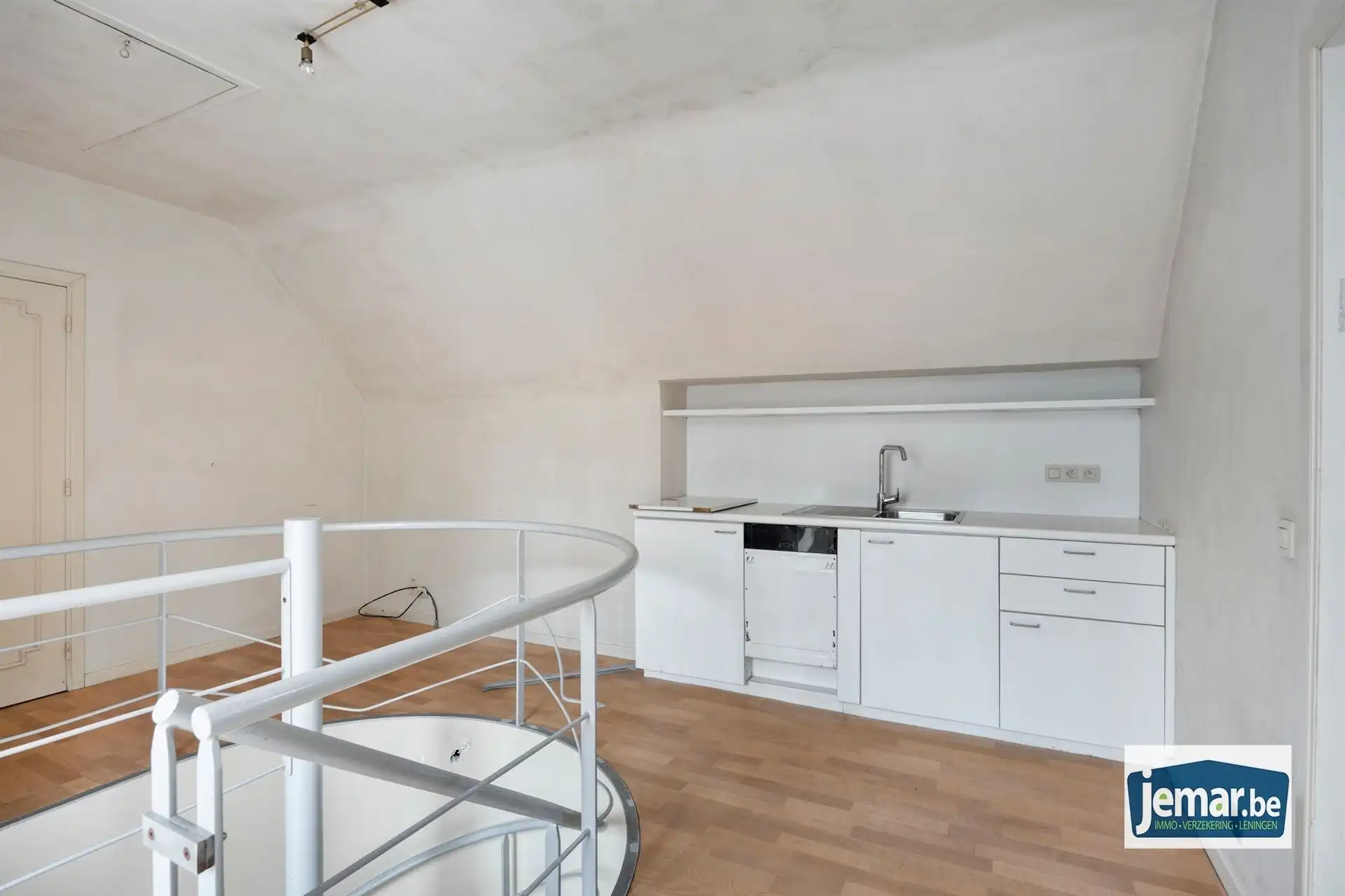 Villa met professionele opslagruimte, kelder en kantoorruimtes. foto 46