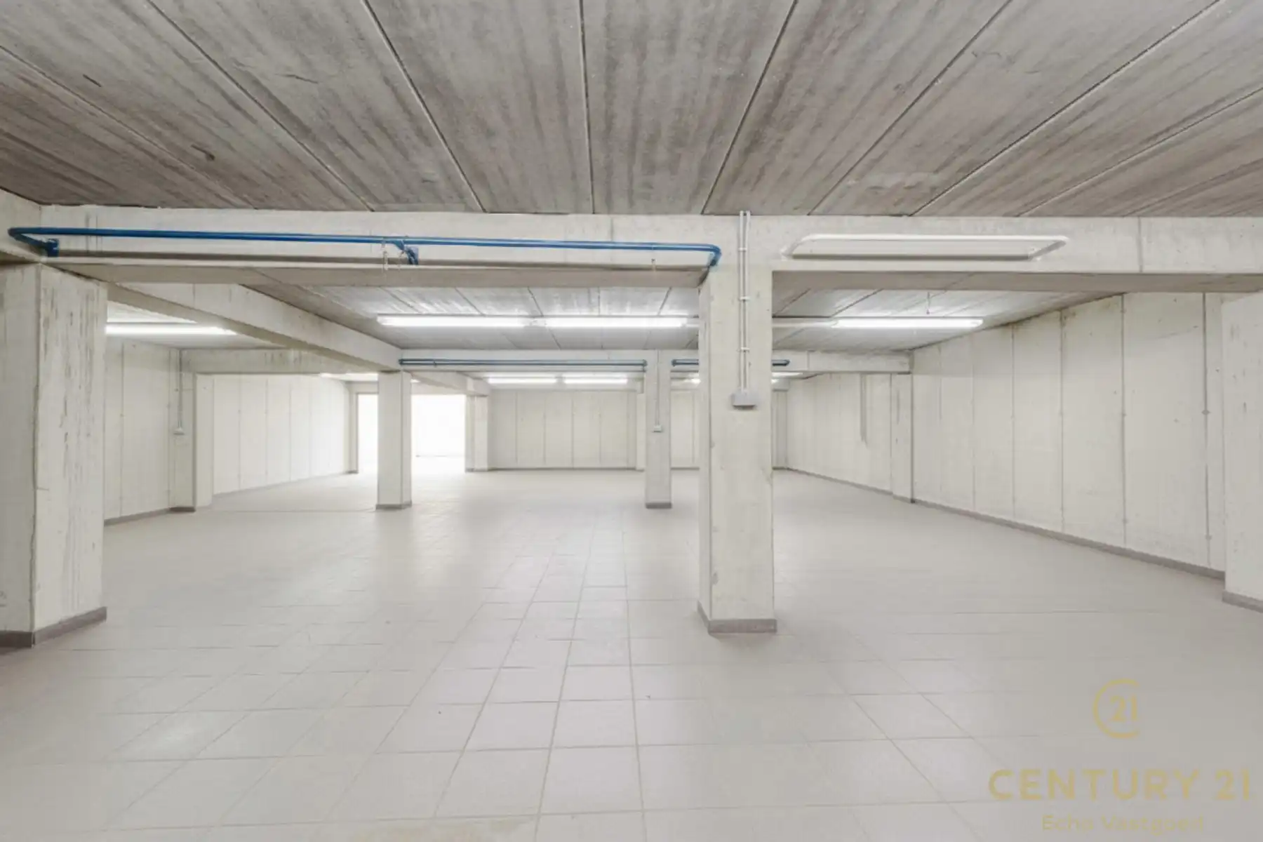 Topgelegen handelspand met magazijn en privatieve parking foto 12