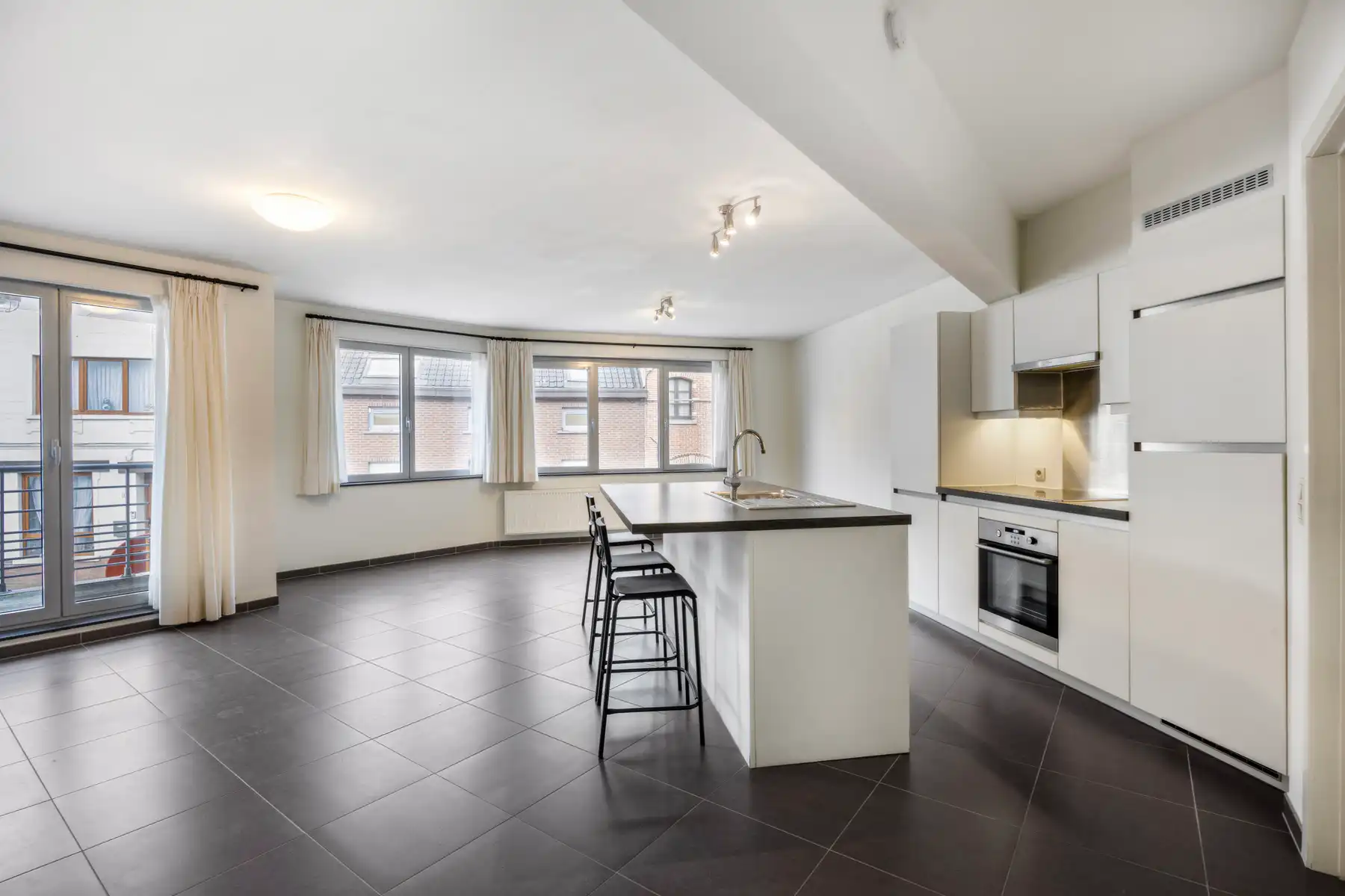 Instapklaar appartement met 2 kamers, staanplaats en terras foto 3