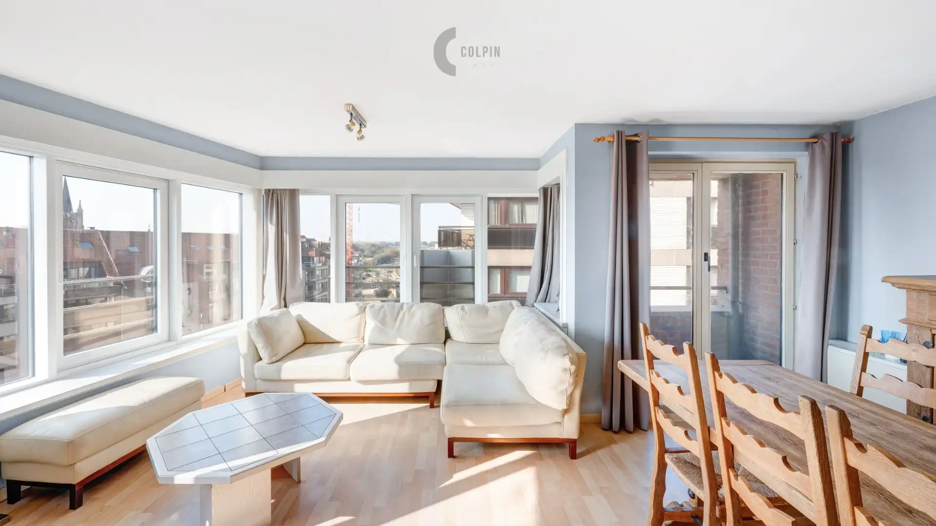Lichtrijk hoekappartement met zijdelings zeezicht foto {{pictureIndex}}