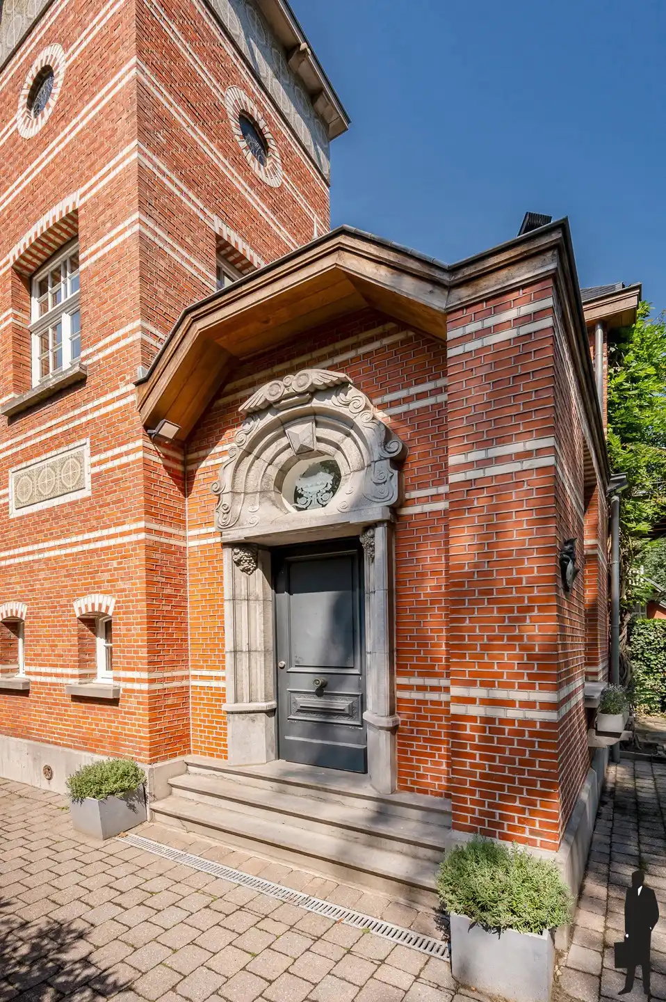 Statige karaktervilla met iconische toren en exclusief tuinpaviljoen foto 3