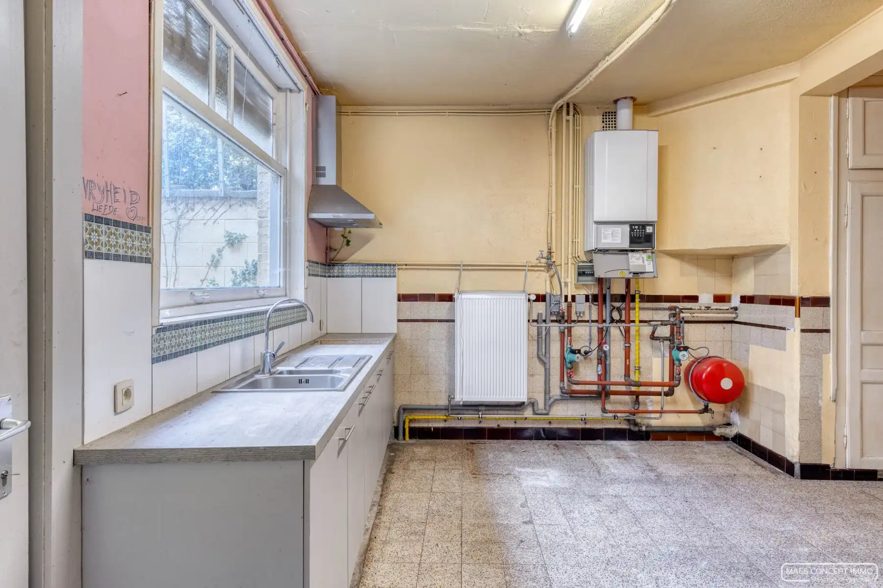 Te koop projectgrond/te renoveren pand in centrum Izegem foto 5