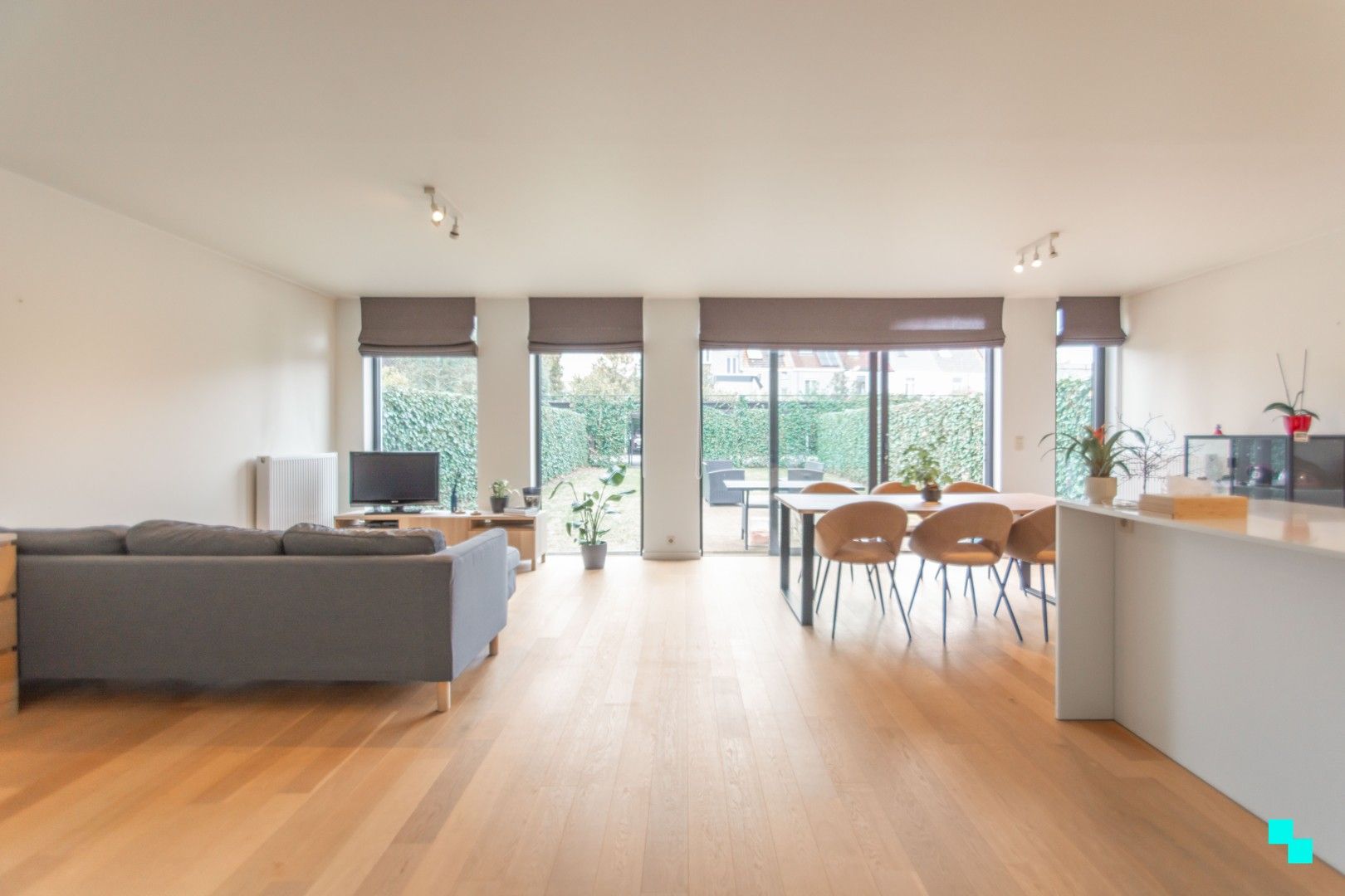 Ruim gelijkvloers appartement met tuin foto 2