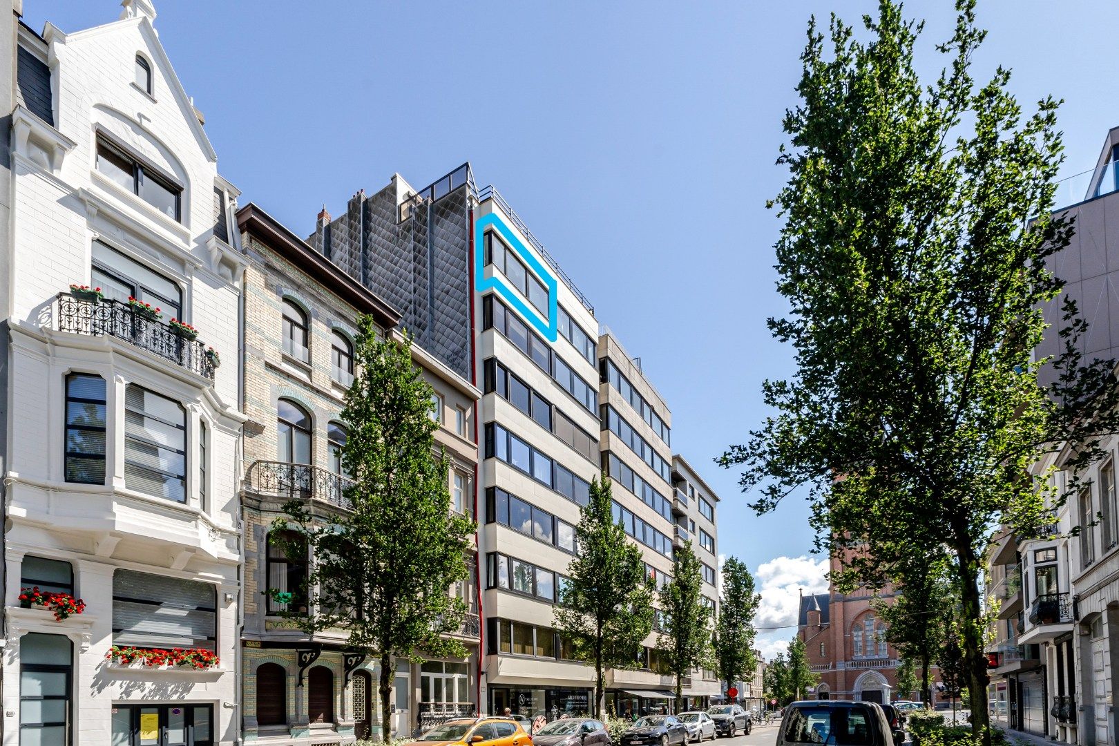 Instapklaar appartement te koop in Oostende met EPC-label B. 93 m², 2 badkamers, terras, streepje zeezicht en onderhoudsvriendelijke vinyl-laminaatvloer. foto 2