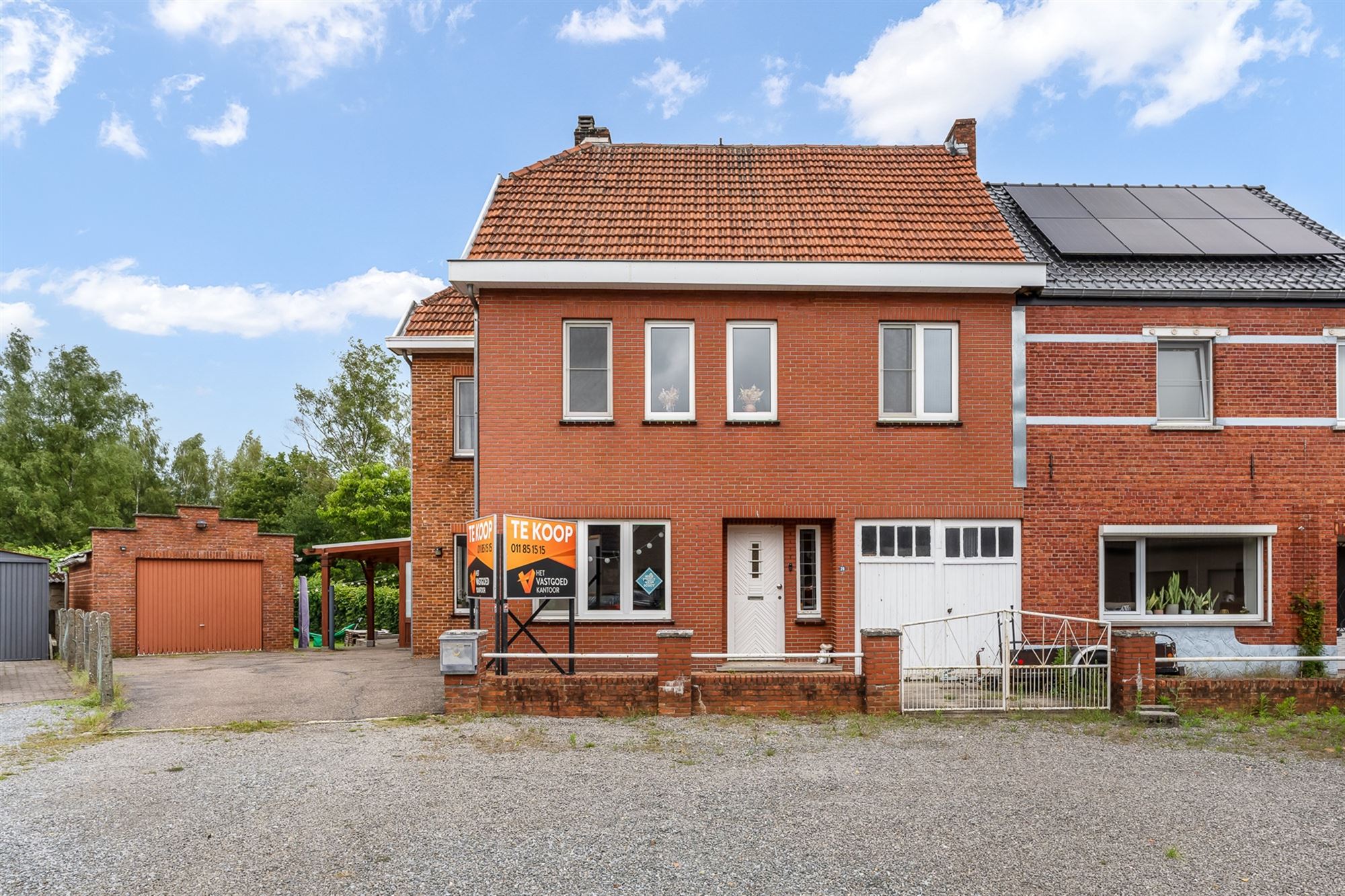 DEELS GERENOVEERDE WONING MET 4 SLAAPKAMERS OP RUIM PERCEEL VAN 6A29CA VLAK BIJ BERINGEN CENTRUM foto 1