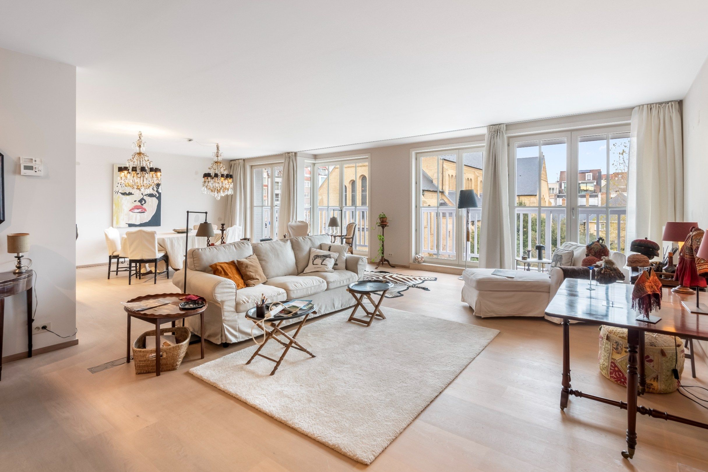 Ruim appartement (ca. 180m²) met een gevelbreedte van meer dan 13 meter, rustig gelegen, in het centrum tegenover de H. Hartkerk. foto {{pictureIndex}}