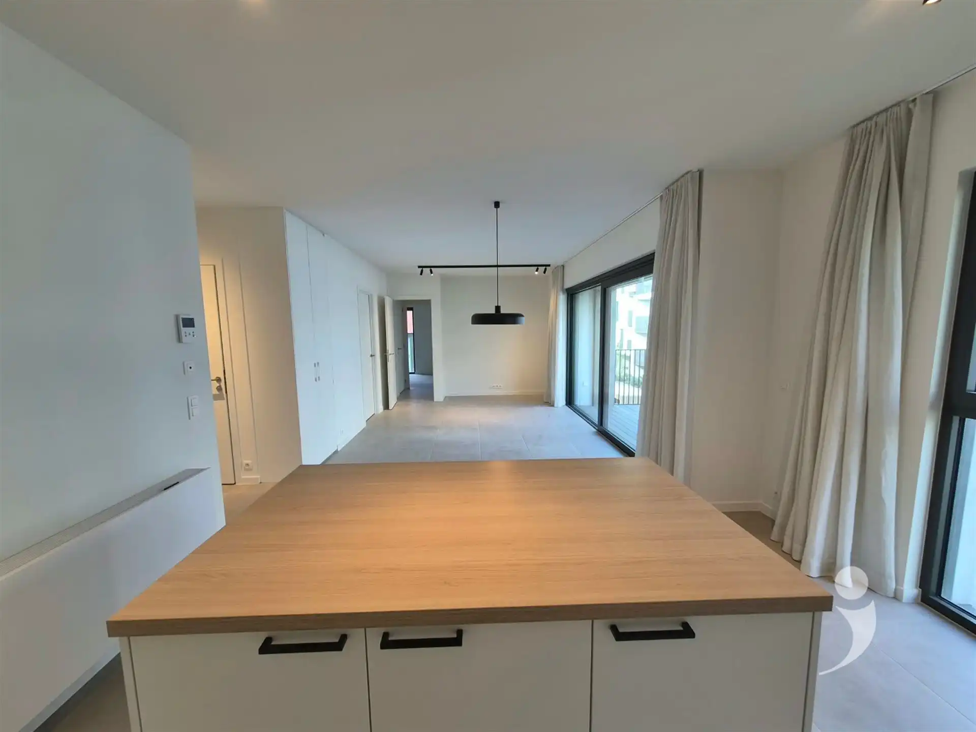 Nieuwbouw appartement met dubbele staanplaats voor de wagen foto 5