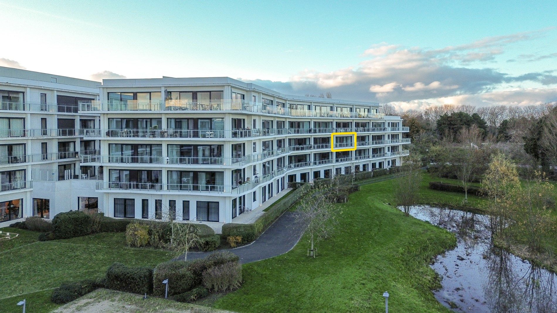 Moderne assistentiewoning met ondergrondse berging en parkeerplaats in De Haan, vlakbij strand, duinen en zee foto 2