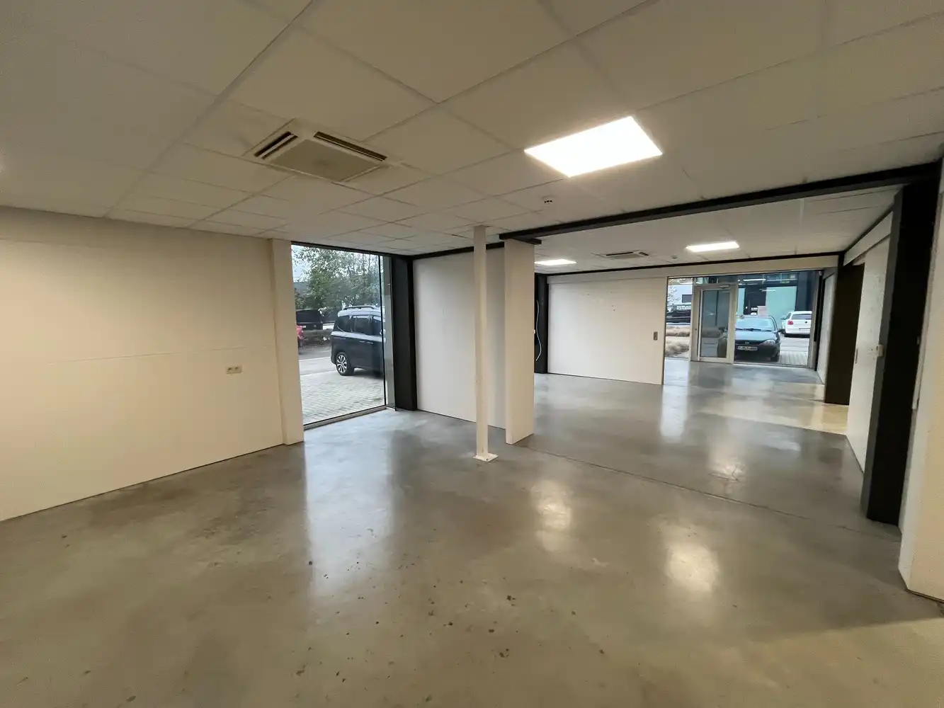 Bedrijfshal met kantoor foto 9