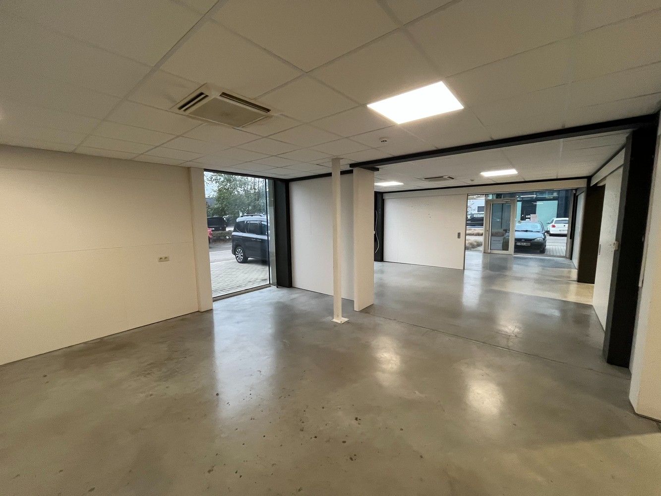 Bedrijfshal met kantoor foto 9