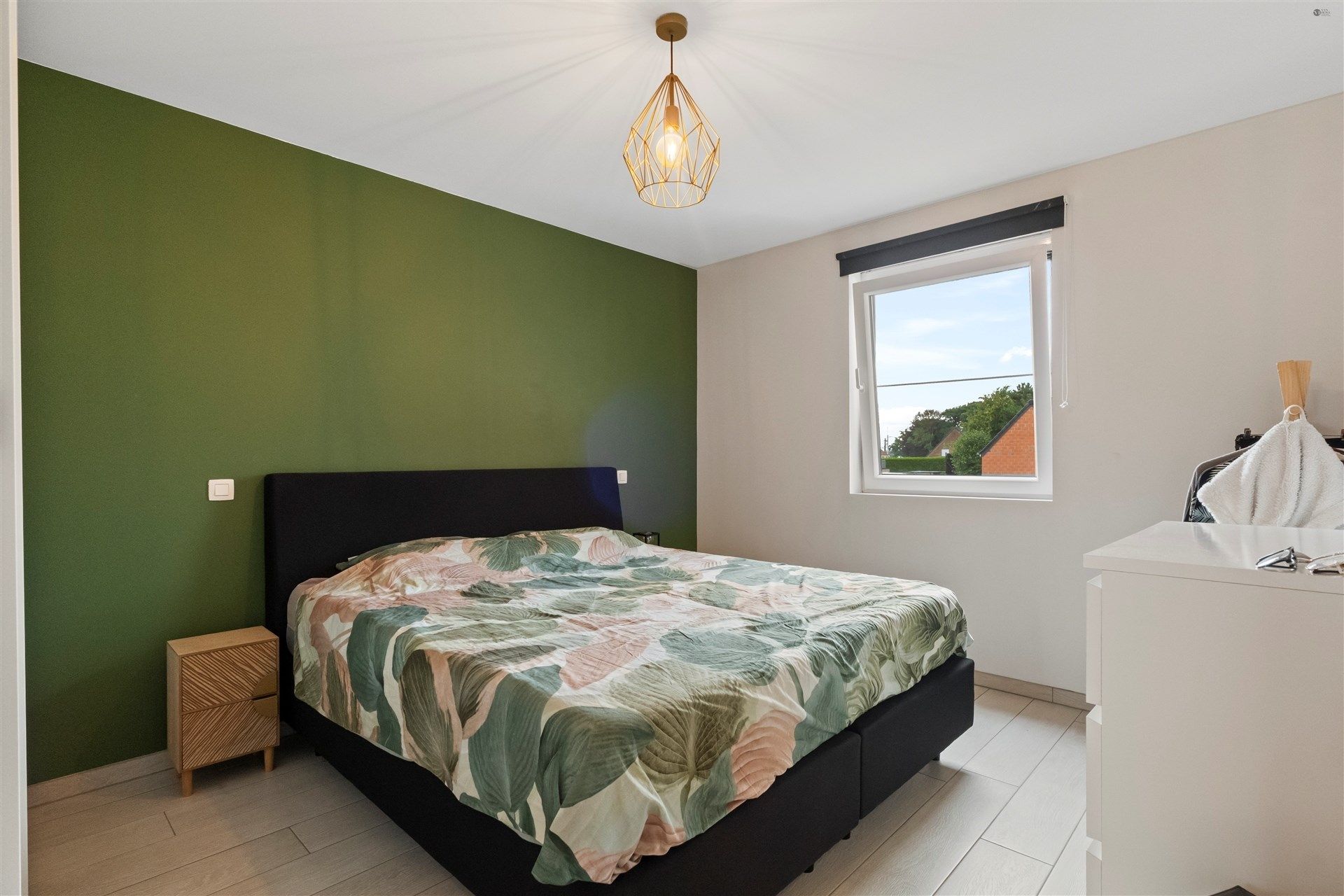 Recente woning, 5 slaapkamers, met garage en staanplaats. foto 12