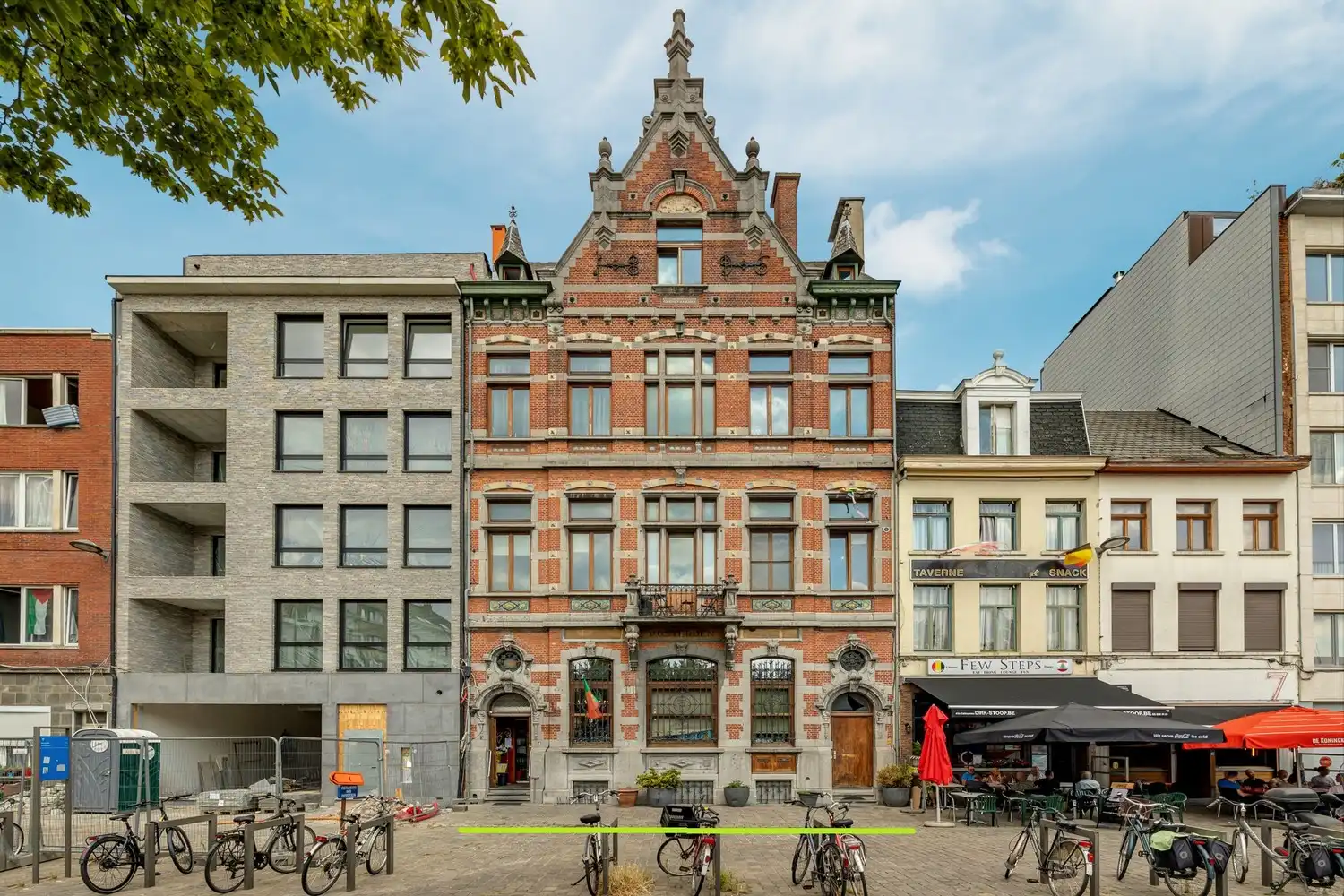 Prachtig en uniek vergunde opbrengsteigendom (BAR 6%) in historisch en gerenoveerd postgebouw te Antwerpen foto {{pictureIndex}}