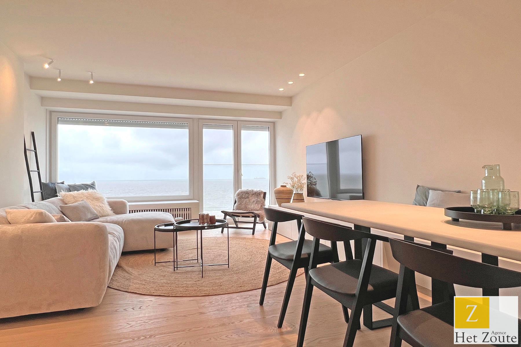 Uitstekend gerenoveerd appartement met frontaal zeezicht foto {{pictureIndex}}