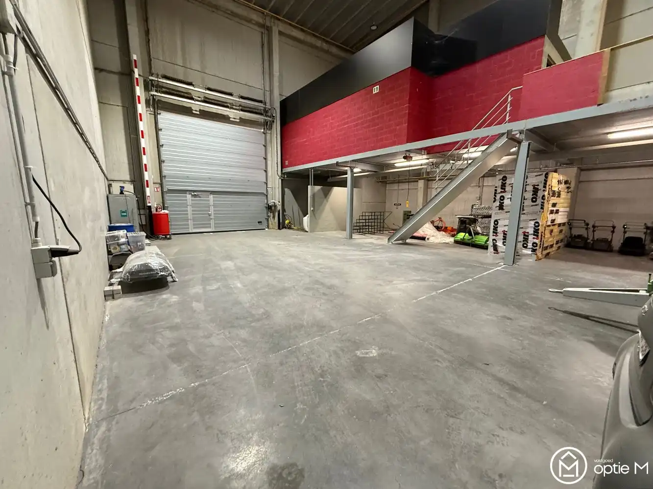 GOED GELEGEN MAGAZIJN MET SANITAIR EN BUREEL foto 4