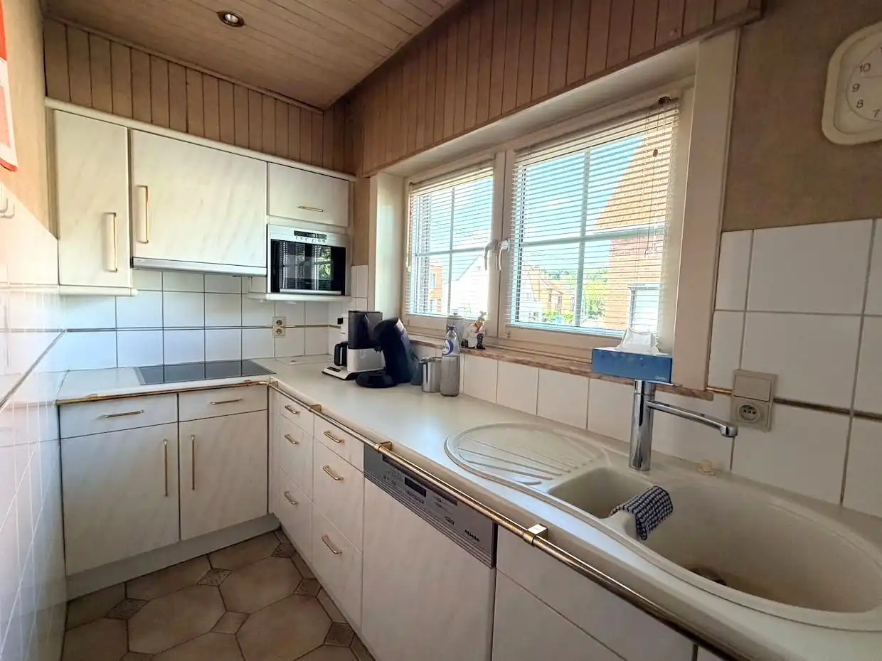 Ruime halfopen woning met overdekt zwembad op topligging foto 10