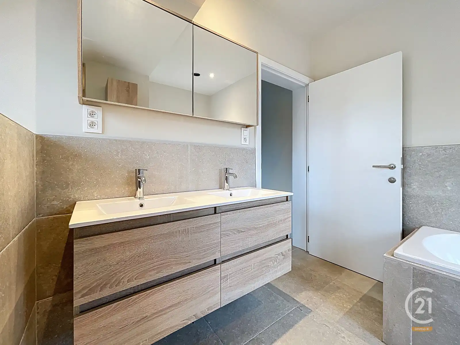 Volledig gerenoveerd (handels)huis met woonst op toplocatie! foto 12