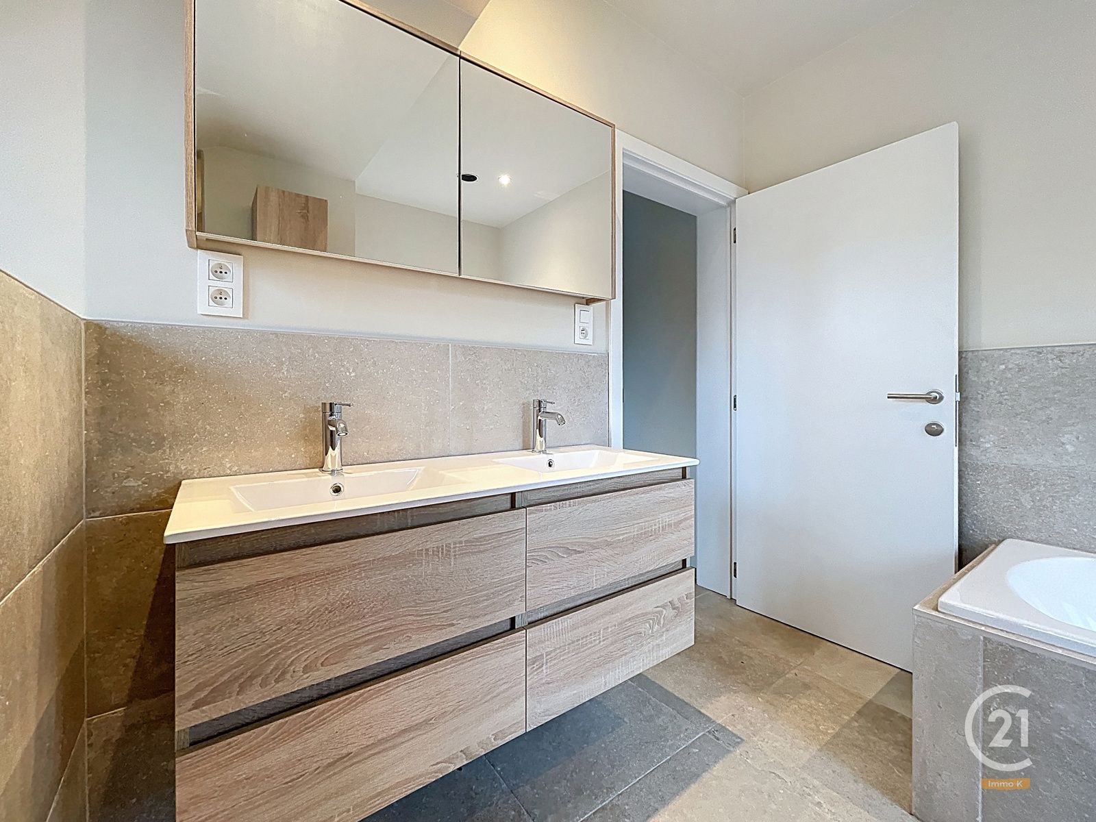 Volledig gerenoveerd (handels)huis met woonst op toplocatie! foto 12